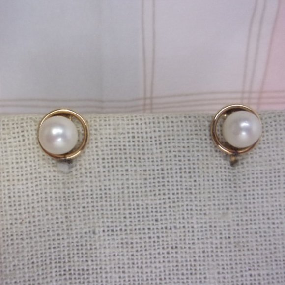WRE Gold Filled Cultured Pearl Screw Back Earrings - Picture 1 of 7